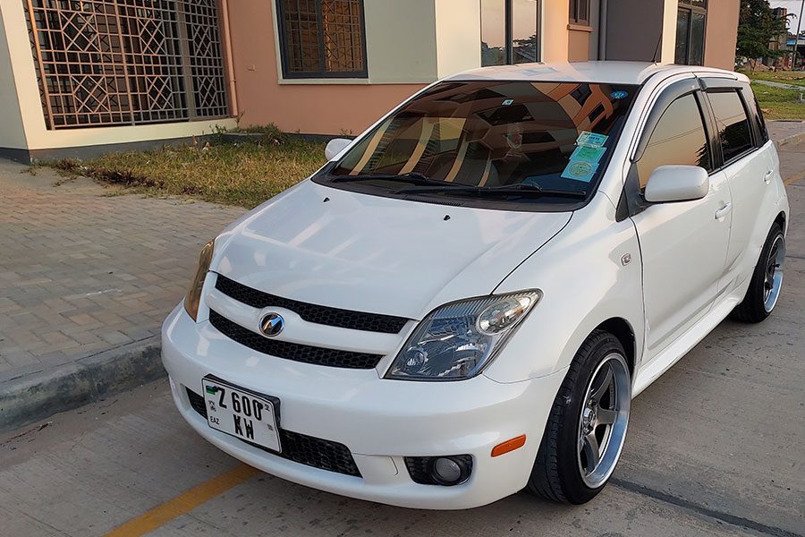 Toyota IST Pearl White Color